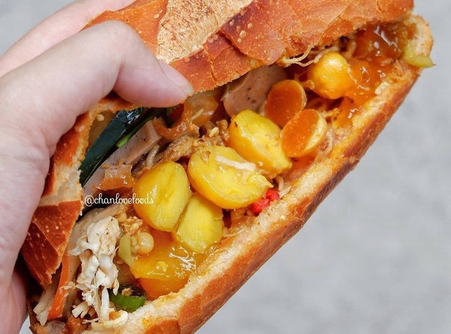 7 loại bánh mì lạ vị ở TP.HCM - Ảnh 2.