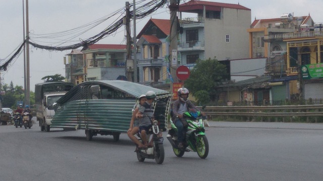 Hà Nội: Kinh hãi song hành cùng chiếc xe lạ dài ngoằng, vừa đi vừa vẫy đuôi trên đường - Ảnh 2.