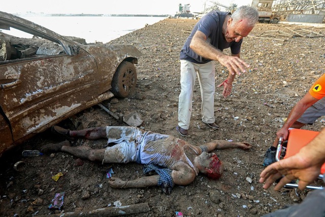 Đằng sau khoảnh khắc giải cứu người đàn ông từ đống đổ nát ở Beirut - Ảnh 1.
