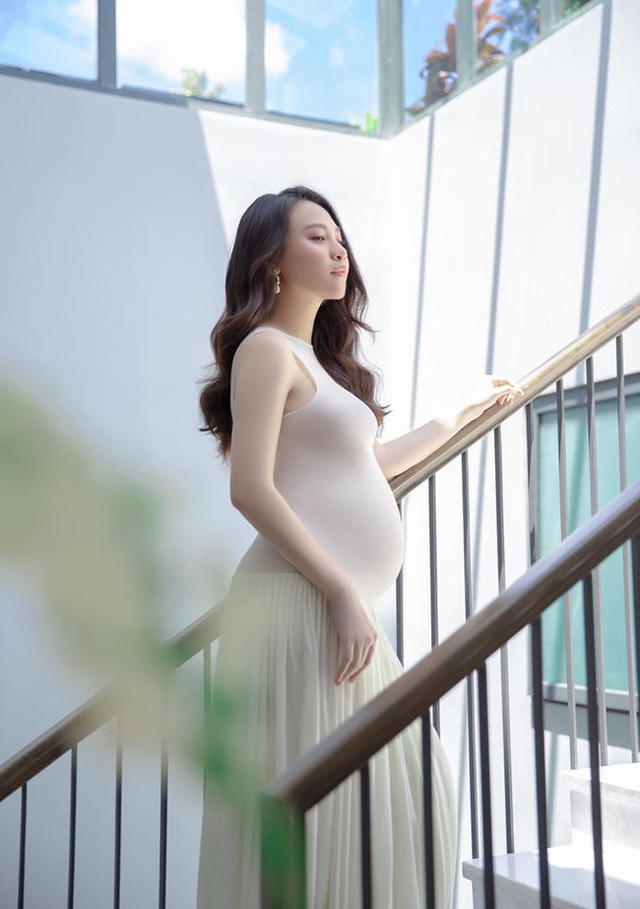 Sau 1 ngày sinh con, Đàm Thu Trang hạnh phúc khoe khoảnh khắc Cường Đô La ngắm nhìn “tiểu công chúa” - Ảnh 3.