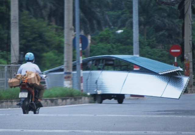 Hà Nội: Kinh hãi song hành cùng chiếc xe lạ dài ngoằng, vừa đi vừa vẫy đuôi trên đường - Ảnh 4.