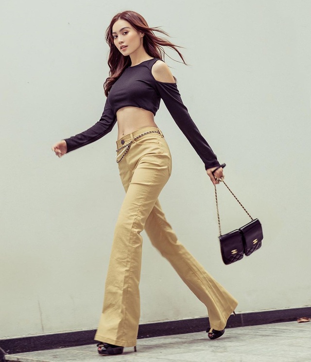 Thanh Hằng - Minh Hằng khoe điểm vàng cơ thể qua loạt street style hút mắt - Ảnh 6.