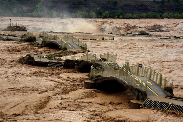 Tin lũ lụt mới nhất ở Trung Quốc: Sập cầu ở thác nước màu vàng lớn nhất thế giới, khách du lịch không được tham quan - Ảnh 2.