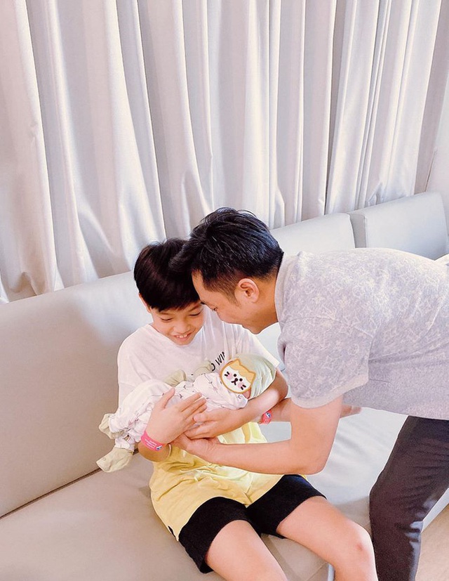 Subeo, con trai Hồ Ngọc Hà gây chú ý vì biểu cảm lần đầu tiên được bế em gái mới chào đời - Ảnh 2.
