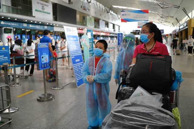 Chuyến bay đầu tiên đưa 207 du khách bị mắc kẹt tại Đà Nẵng về Hà Nội - Ảnh 3.