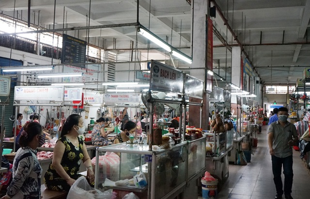 Ảnh: Người dân Đà Nẵng mang tem phiếu đi chợ theo ngày chẵn - lẻ để ngừa COVID-19 - Ảnh 16.