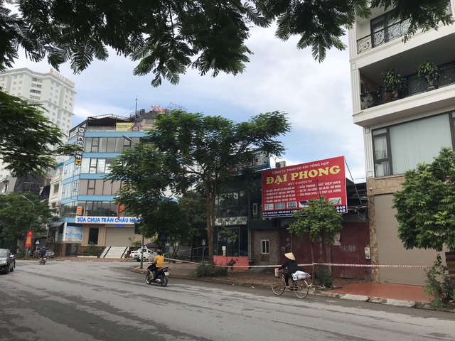 Hà Nội: Nhà hàng, quán xá gần quán bia Lộc Vừng có bệnh nhân nghi mắc COVID-19 đồng loạt đóng cửa - Ảnh 4.