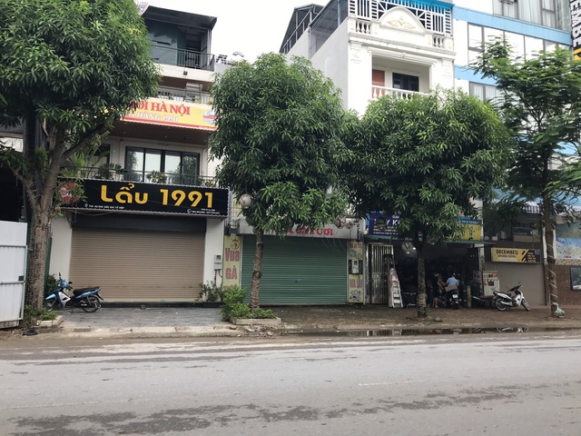 Hà Nội: Nhà hàng, quán xá gần quán bia Lộc Vừng có bệnh nhân nghi mắc COVID-19 đồng loạt đóng cửa - Ảnh 5.