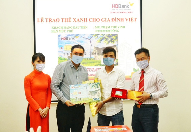 HDBank trao “Thẻ Xanh cho gia đình Việt” cho khách hàng đầu tiên - Ảnh 1.