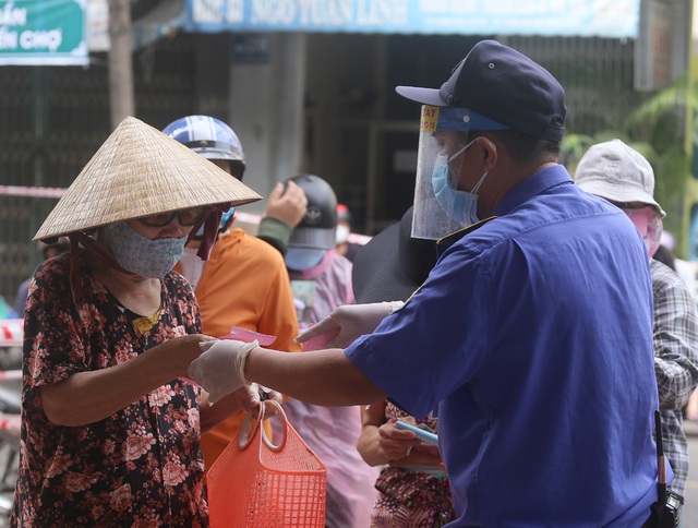 Ảnh: Người dân Đà Nẵng mang tem phiếu đi chợ theo ngày chẵn - lẻ để ngừa COVID-19 - Ảnh 9.