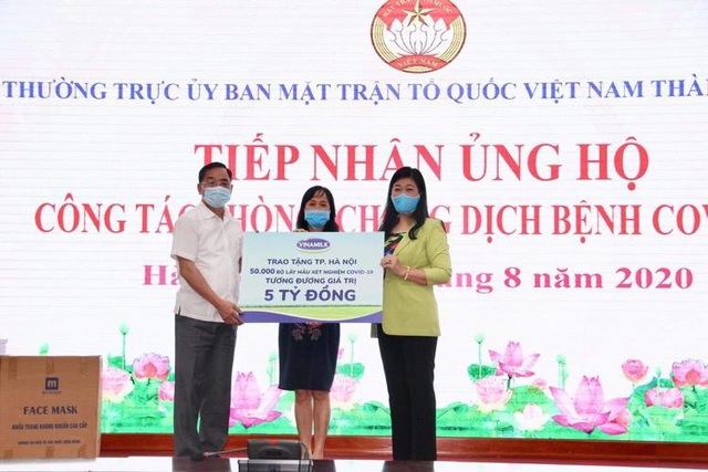 Vinamilk ủng hộ 8 tỷ đồng hỗ trợ cho Tp. Hà Nội và 3 tỉnh miền trung chiến đấu chống dịch COVID-19 - Ảnh 1.