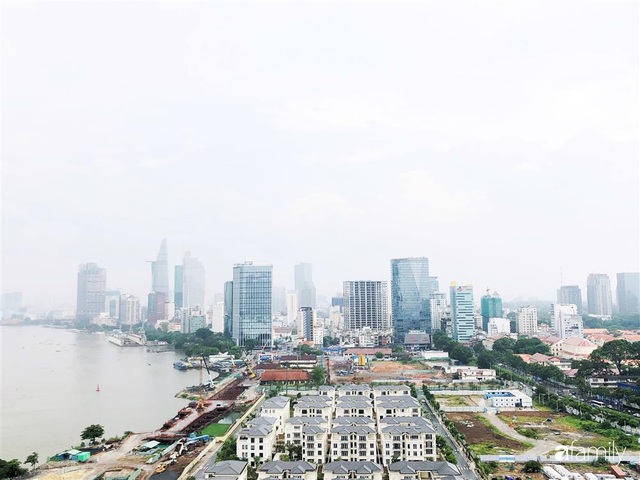 Căn hộ với view triệu đô ở Sài Gòn nhìn thẳng ra bến Bạch Đằng đẹp sang chảnh nhờ cách chơi màu sống động - Ảnh 1.