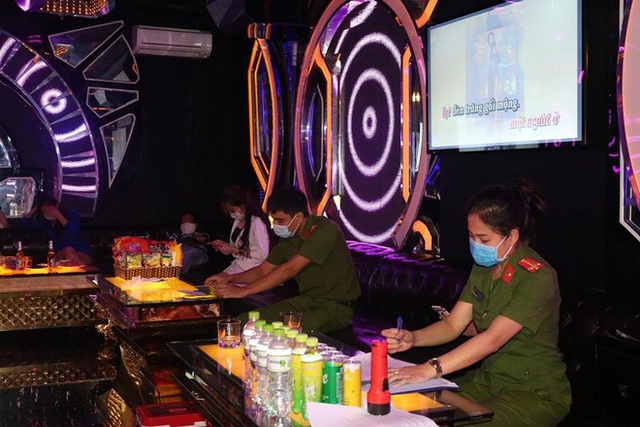 Nữ tiếp viên quán karaoke vẫn tiếp khách giữa mùa dịch - Ảnh 1.