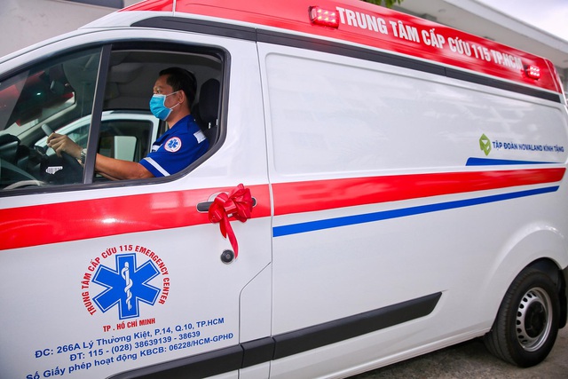Tập đoàn Novaland tặng 02 xe cấp cứu trị giá 5 tỷ đồng hỗ trợ tuyến đầu chống dịch  - Ảnh 1.