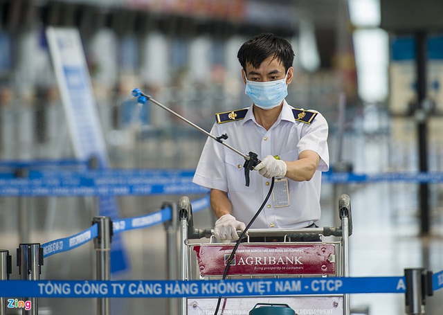 Du khách mặc áo mưa lên chuyến bay rời Đà Nẵng - Ảnh 13.