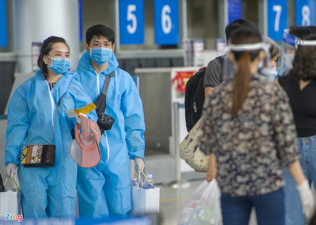 Du khách mặc áo mưa lên chuyến bay rời Đà Nẵng - Ảnh 4.