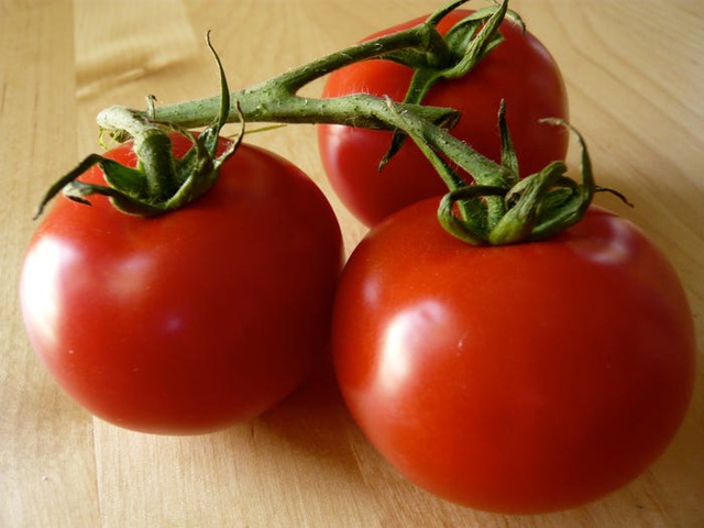 Nhìn vào củ khoai tây, cà chua, hành tây mà thấy có dấu hiệu này thì nên cho vào thùng rác vì ăn sẽ không có dinh dưỡng mà còn dễ bị ngộ độc - Ảnh 3.