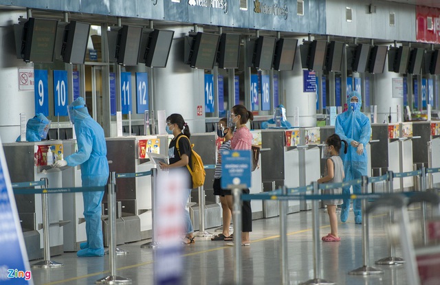 Du khách mặc áo mưa lên chuyến bay rời Đà Nẵng - Ảnh 5.