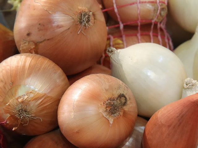 Nhìn vào củ khoai tây, cà chua, hành tây mà thấy có dấu hiệu này thì nên cho vào thùng rác vì ăn sẽ không có dinh dưỡng mà còn dễ bị ngộ độc - Ảnh 5.