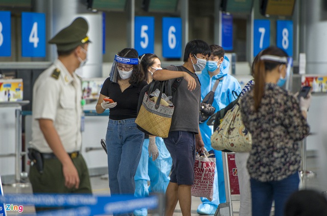 Du khách mặc áo mưa lên chuyến bay rời Đà Nẵng - Ảnh 8.