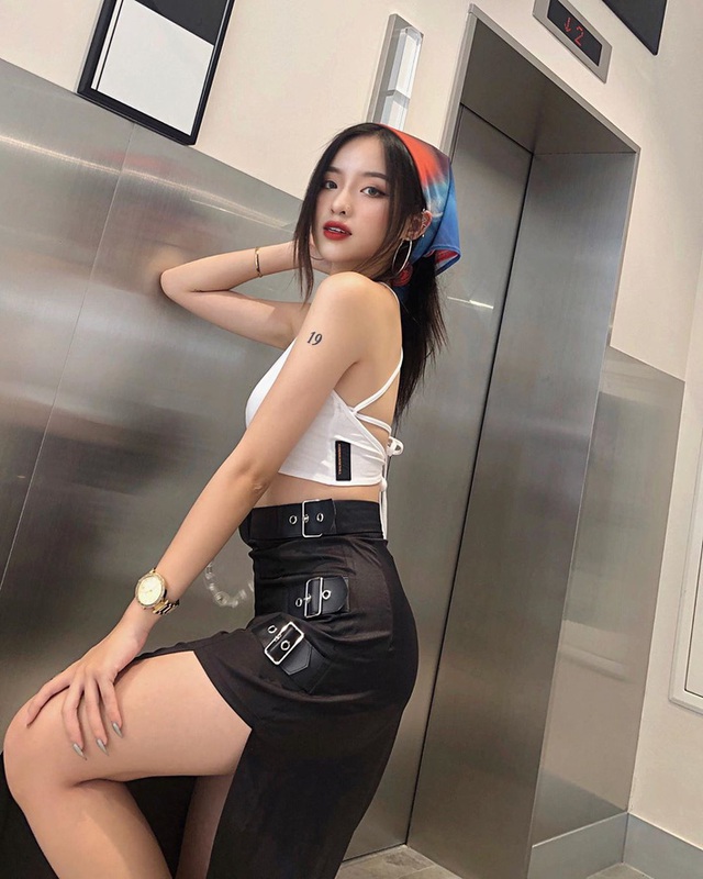 Loạt sao và hot girl cùng lăng xê mốt quấn khăn, ai cũng trendy cá tính nhưng xui cho Ngọc Trinh sến súa nhất hội - Ảnh 7.