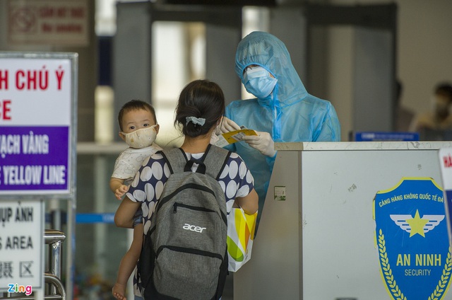 Du khách mặc áo mưa lên chuyến bay rời Đà Nẵng - Ảnh 9.