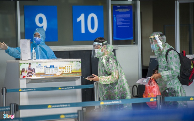 Du khách mặc áo mưa lên chuyến bay rời Đà Nẵng - Ảnh 10.