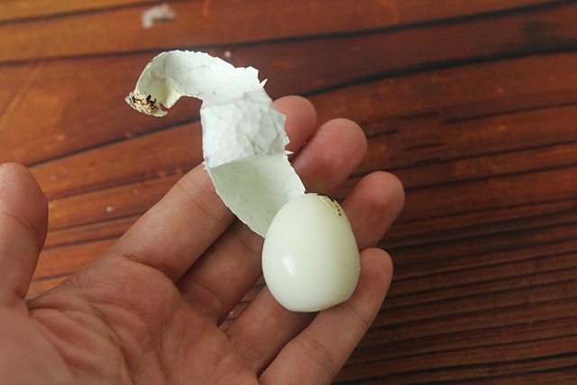 Hết ngại luộc và bóc vỏ trứng cút vì có 2 cách cực đơn giản dưới đây giúp trứng vừa nhanh chín vừa tự  bong vỏ. - Ảnh 5.