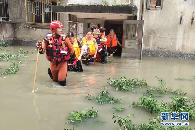 Tin lũ lụt mới nhất ở Trung Quốc: Sập đường, nước dâng cao, di tích tượng Phật lớn nhất thế giới phải dừng đón khách - Ảnh 4.