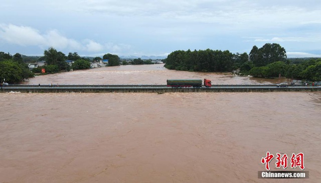 Tin lũ lụt mới nhất ở Trung Quốc: Sập đường, nước dâng cao, di tích tượng Phật lớn nhất thế giới phải dừng đón khách - Ảnh 2.