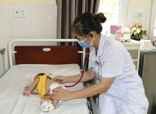 Bác sĩ cảnh báo: Vì e ngại dịch nên không đưa đến viện sớm, bé 1,5 tháng tuổi bị viêm phổi nặng, co giật toàn thân - Ảnh 1.