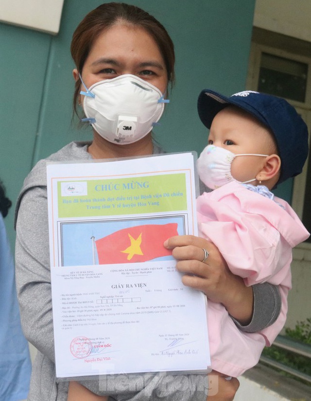 Nghẹn ngào giây phút bé 8 tháng tuổi ở Đà Nẵng chiến thắng COVID-19 về với gia đình - Ảnh 7.