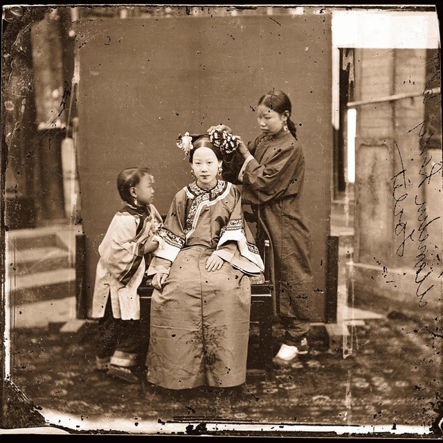 Loạt ảnh cuộc sống quyền quý của phụ nữ thời nhà Thanh: Người xúng xính quần áo đi chụp hình, kẻ họp mặt tán gẫu cùng hội chị em - Ảnh 8.