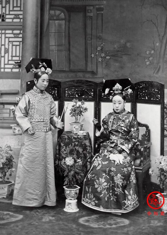 Loạt ảnh cuộc sống quyền quý của phụ nữ thời nhà Thanh: Người xúng xính quần áo đi chụp hình, kẻ họp mặt tán gẫu cùng hội chị em - Ảnh 9.