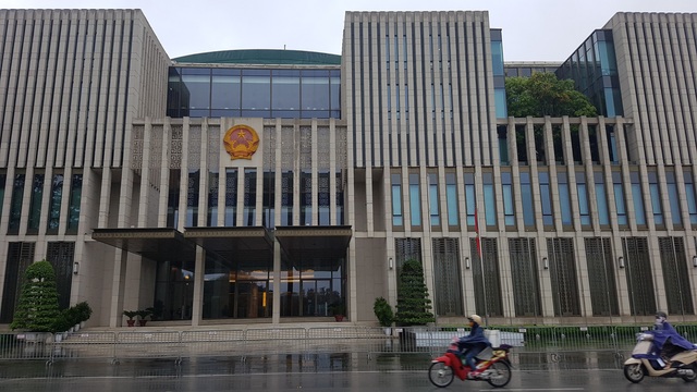 Hình ảnh cờ rủ Quốc tang nguyên Tổng Bí thư Lê Khả Phiêu khắp Thủ đô Hà Nội - Ảnh 4.