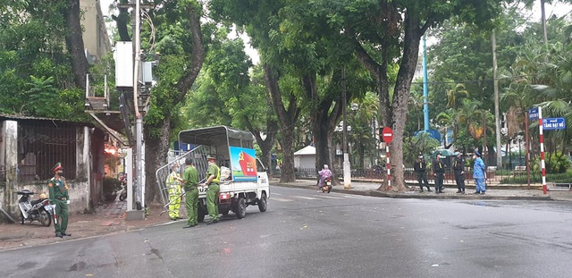 Lực lượng an ninh đội mưa phân luồng giao thông phục vụ Quốc tang nguyên Tổng Bí thư Lê khả Phiêu - Ảnh 3.