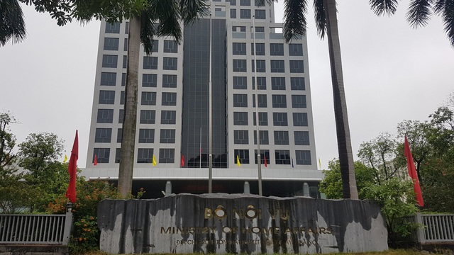 Hình ảnh cờ rủ Quốc tang nguyên Tổng Bí thư Lê Khả Phiêu khắp Thủ đô Hà Nội - Ảnh 6.