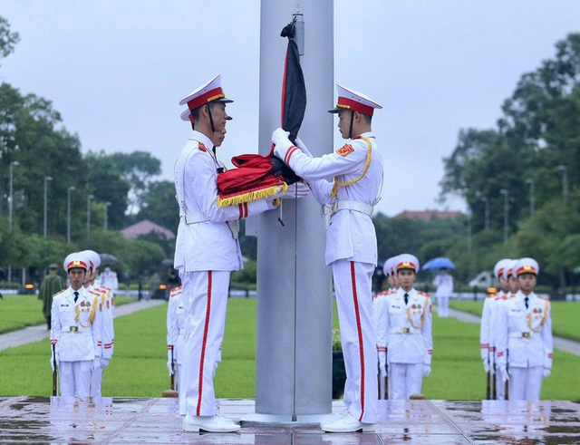 Hình ảnh cờ rủ Quốc tang nguyên Tổng Bí thư Lê Khả Phiêu khắp Thủ đô Hà Nội - Ảnh 3.