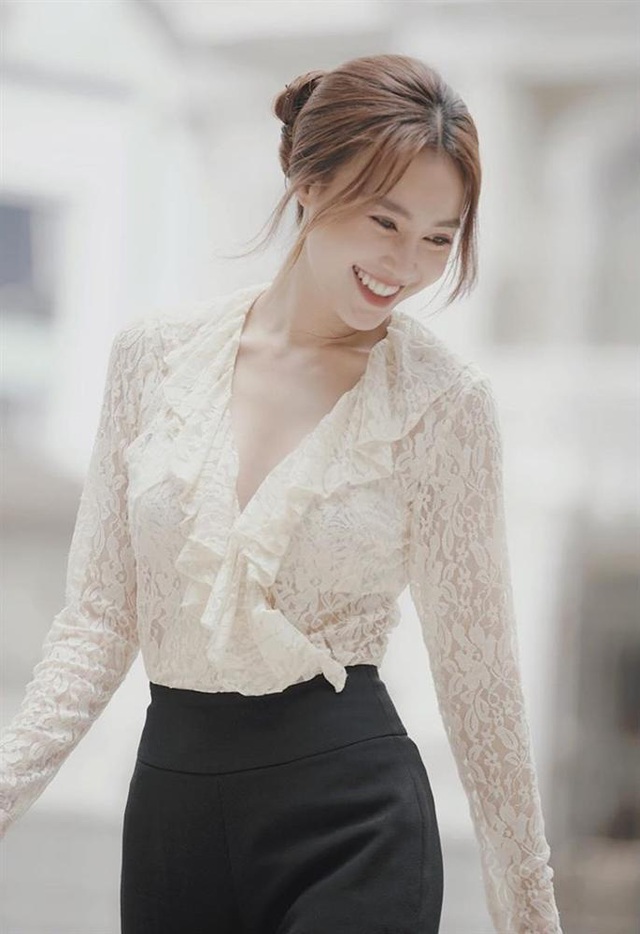 7 cách diện áo blouse trắng của Lan Ngọc: Từ sexy mà vẫn tinh tế cho đến khéo giấu bắp tay to đều đủ cả - Ảnh 1.