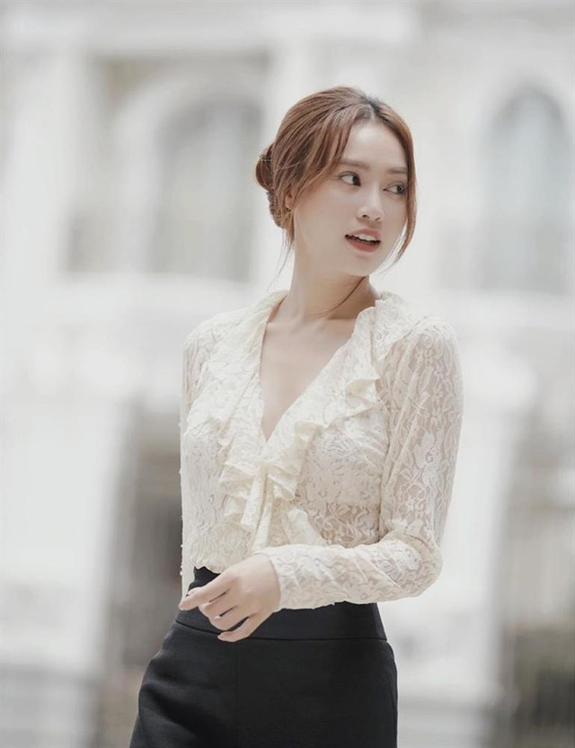 7 cách diện áo blouse trắng của Lan Ngọc: Từ sexy mà vẫn tinh tế cho đến khéo giấu bắp tay to đều đủ cả - Ảnh 2.