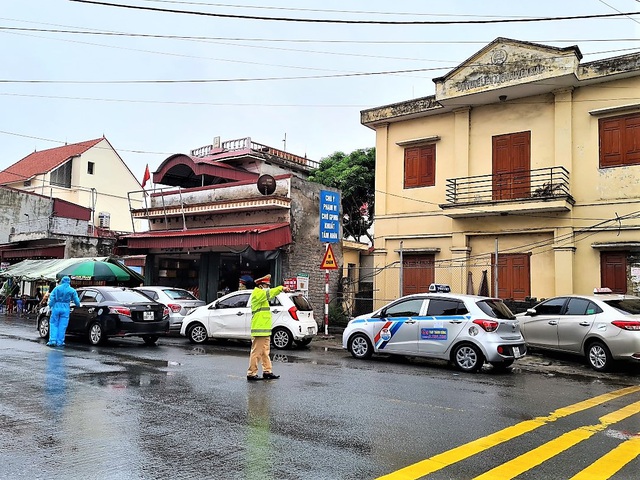 Hải Phòng ngày đầu tái lập chốt kiểm soát dịch COVID-19 - Ảnh 6.