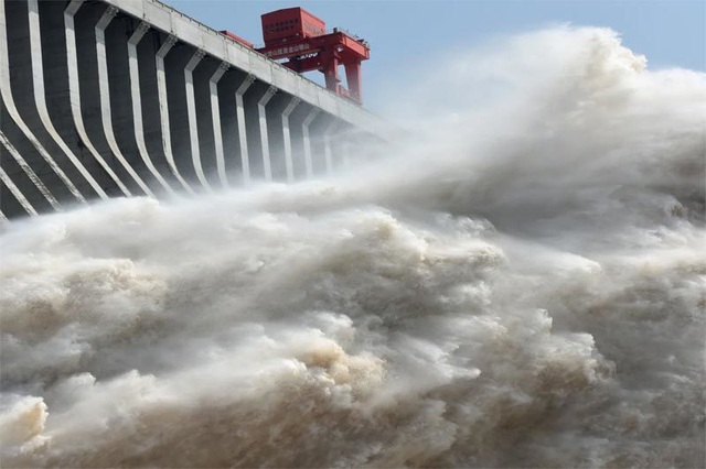 Tin lũ lụt mới nhất ở Trung Quốc: Mưa xối xả đe dọa đậpTam Hiệp, người dân tiếp tục hứng chịu thiệt hại nặng nề - Ảnh 2.