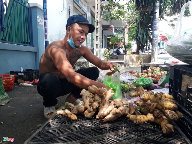 Sạp rau anh Minh, ai đeo khẩu trang hở mũi không thêm hành ngò - Ảnh 2.