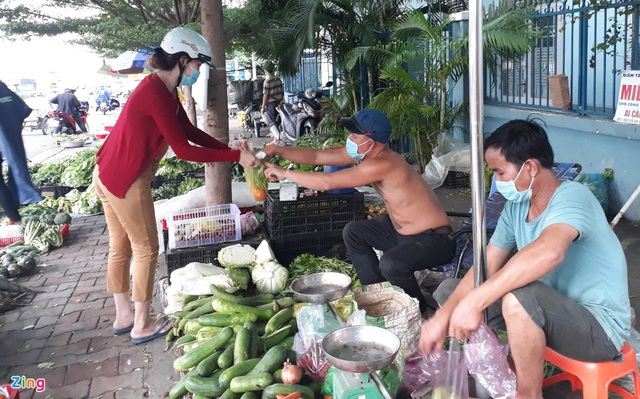 Sạp rau anh Minh, ai đeo khẩu trang hở mũi không thêm hành ngò - Ảnh 4.