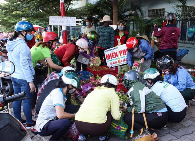 Sạp rau anh Minh, ai đeo khẩu trang hở mũi không thêm hành ngò - Ảnh 6.