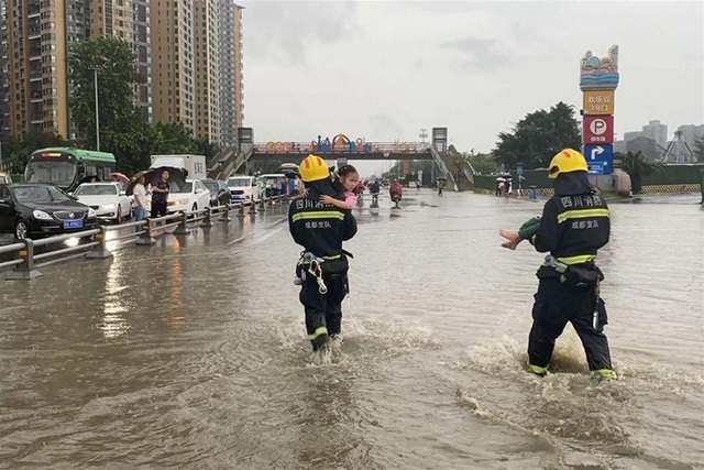 Tin lũ lụt mới nhất ở Trung Quốc: 60.000 người dân ở tỉnh Tứ Xuyên sống trong khốn khổ - Ảnh 2.