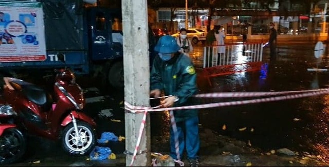 Nửa đêm, người dân đội mưa chờ nghe lệnh dỡ bỏ phong tỏa phòng chống Covid-19 - Ảnh 3.