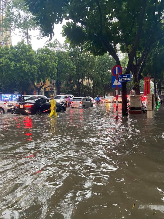 Hà Nội: Mưa to như trút nước lúc tan tầm, nhiều tuyến phố trung tâm lại biến thành sông - Ảnh 3.