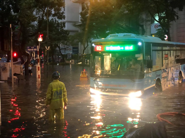 Hà Nội: Mưa to như trút nước lúc tan tầm, nhiều tuyến phố trung tâm lại biến thành sông - Ảnh 12.