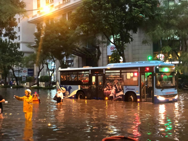 Hà Nội: Mưa to như trút nước lúc tan tầm, nhiều tuyến phố trung tâm lại biến thành sông - Ảnh 13.